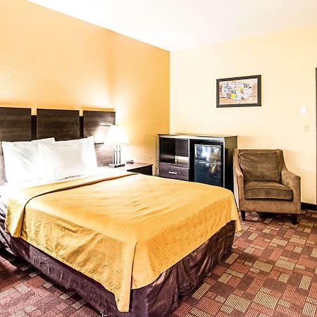 Econo Lodge Watertown Buitenkant foto