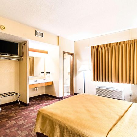 Econo Lodge Watertown Buitenkant foto