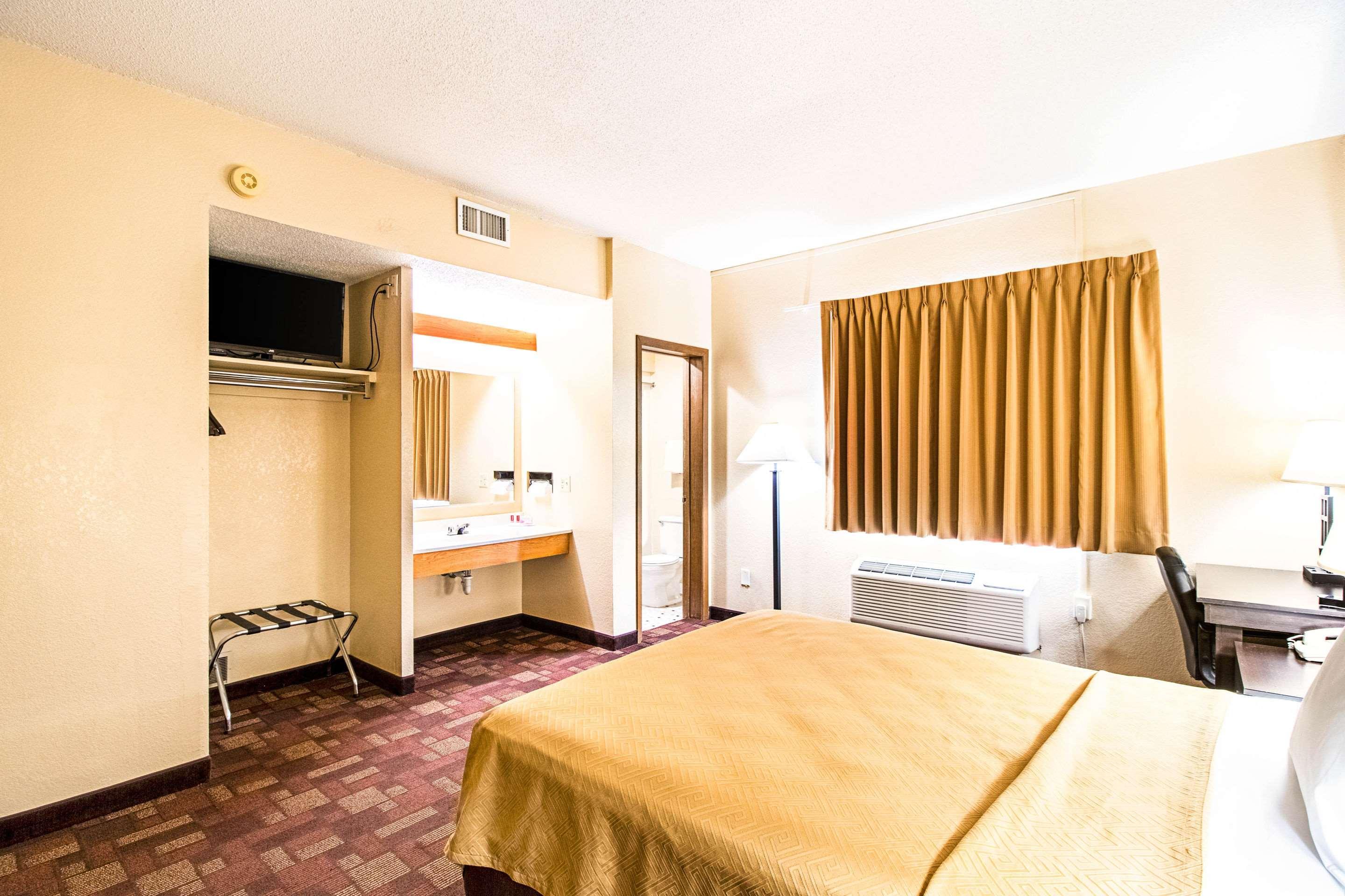 Econo Lodge Watertown Buitenkant foto