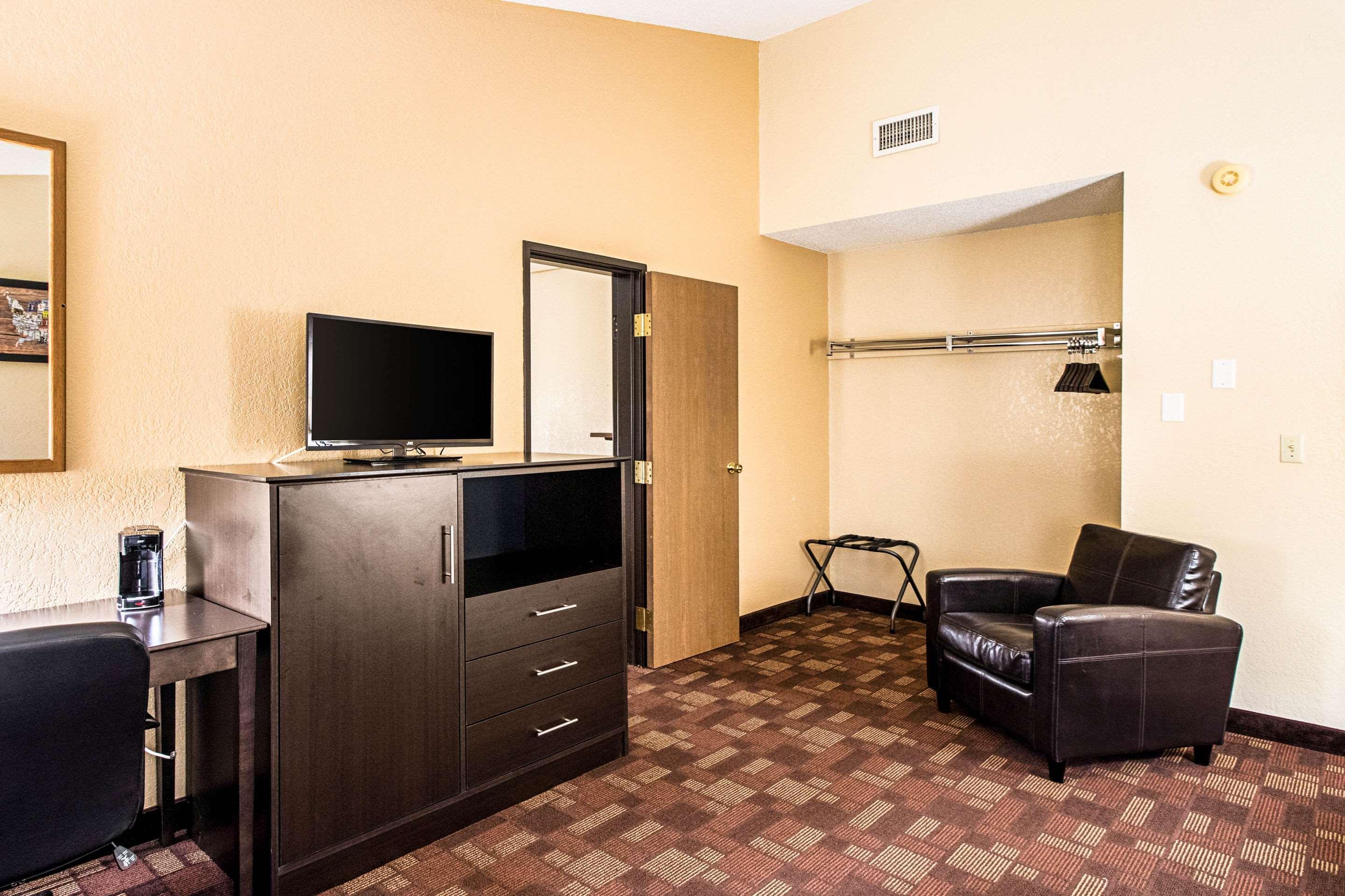Econo Lodge Watertown Buitenkant foto