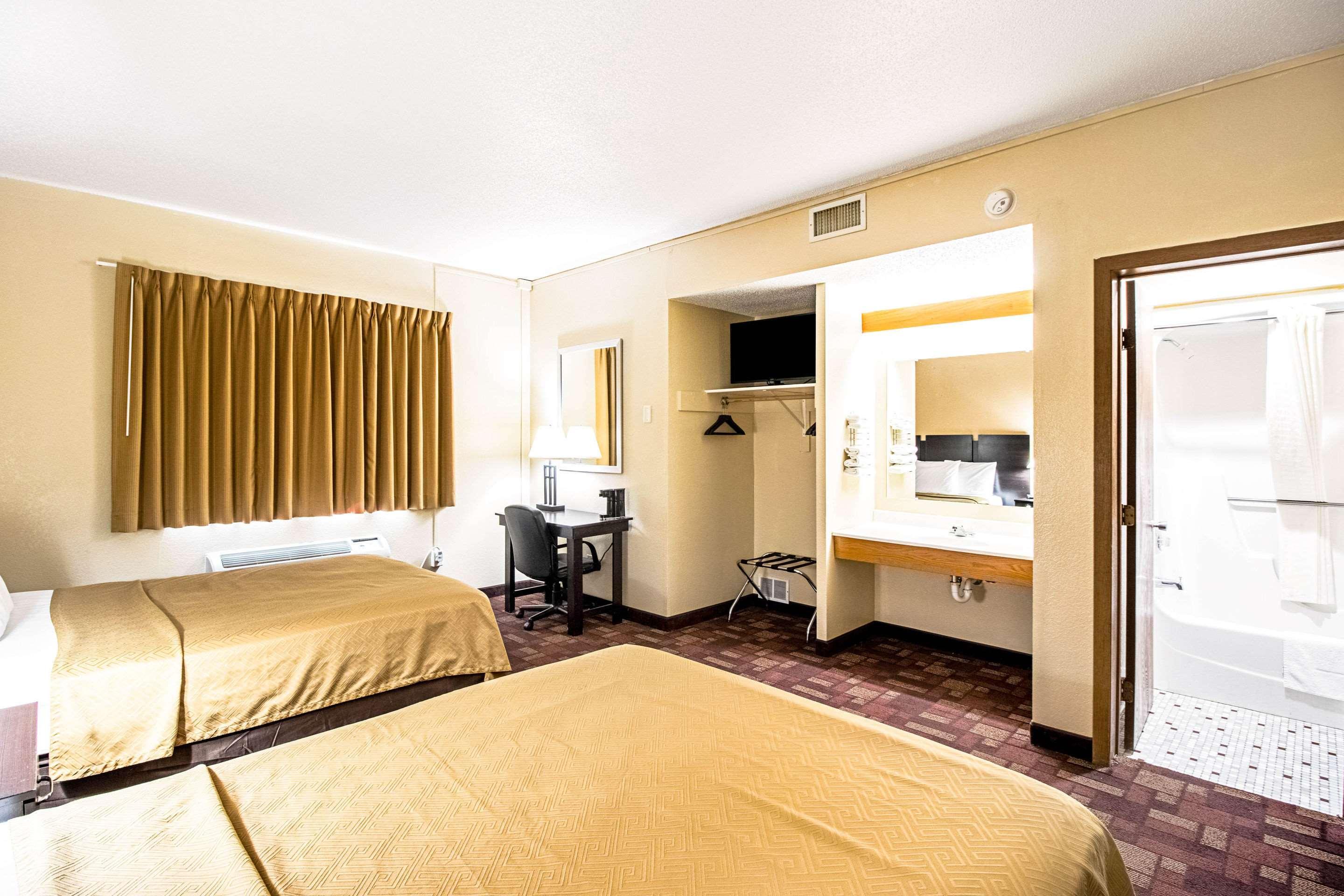 Econo Lodge Watertown Buitenkant foto