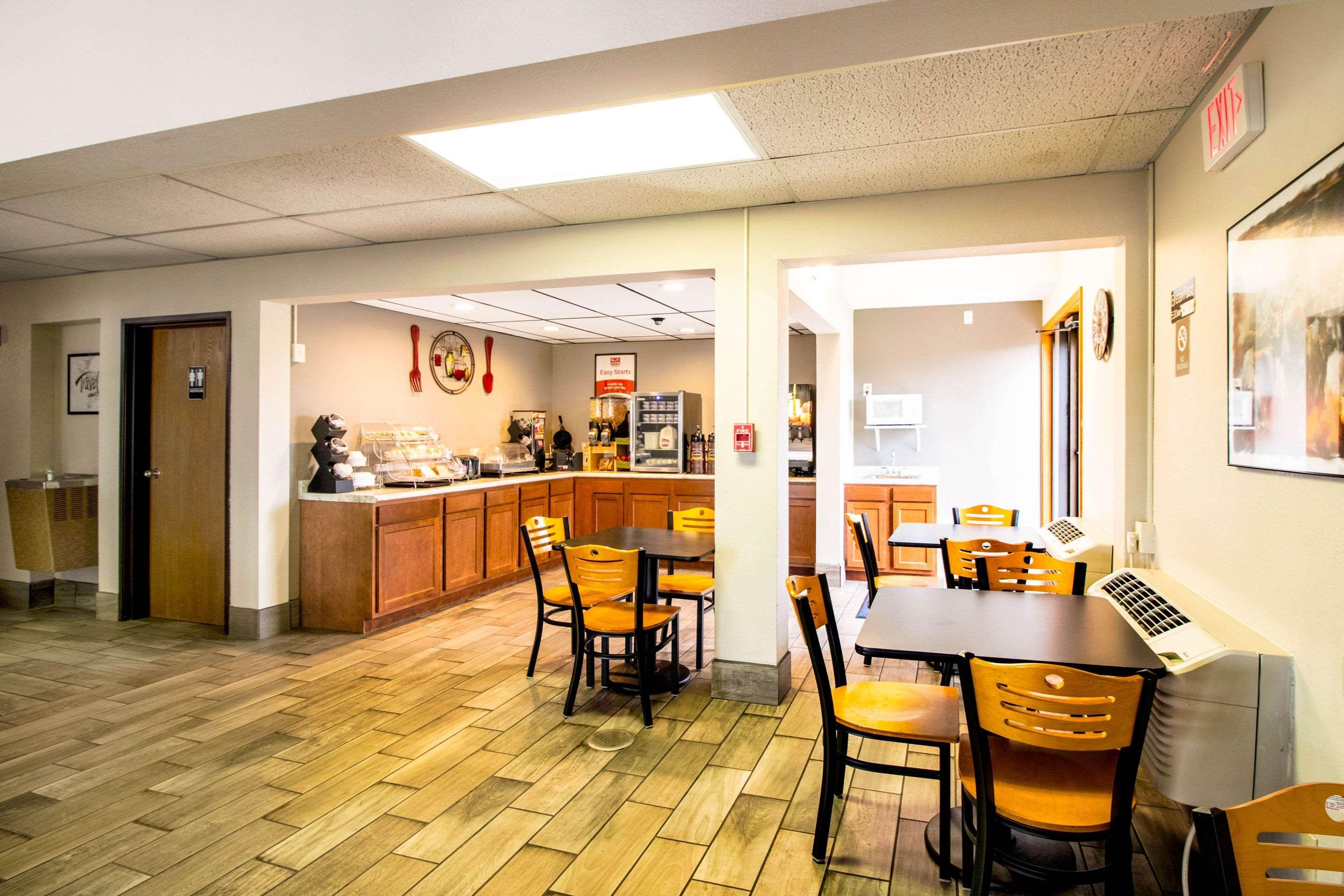Econo Lodge Watertown Buitenkant foto