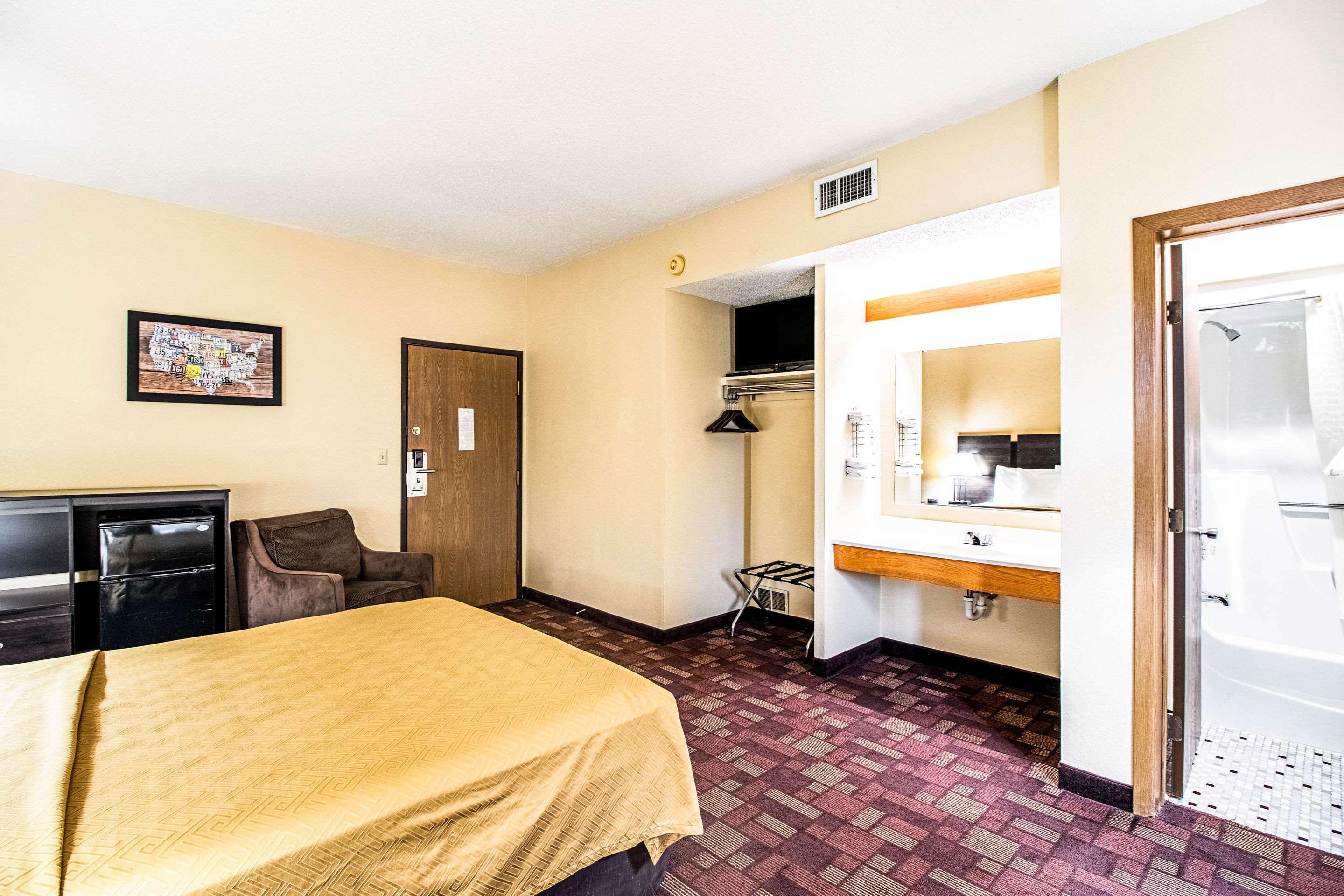 Econo Lodge Watertown Buitenkant foto