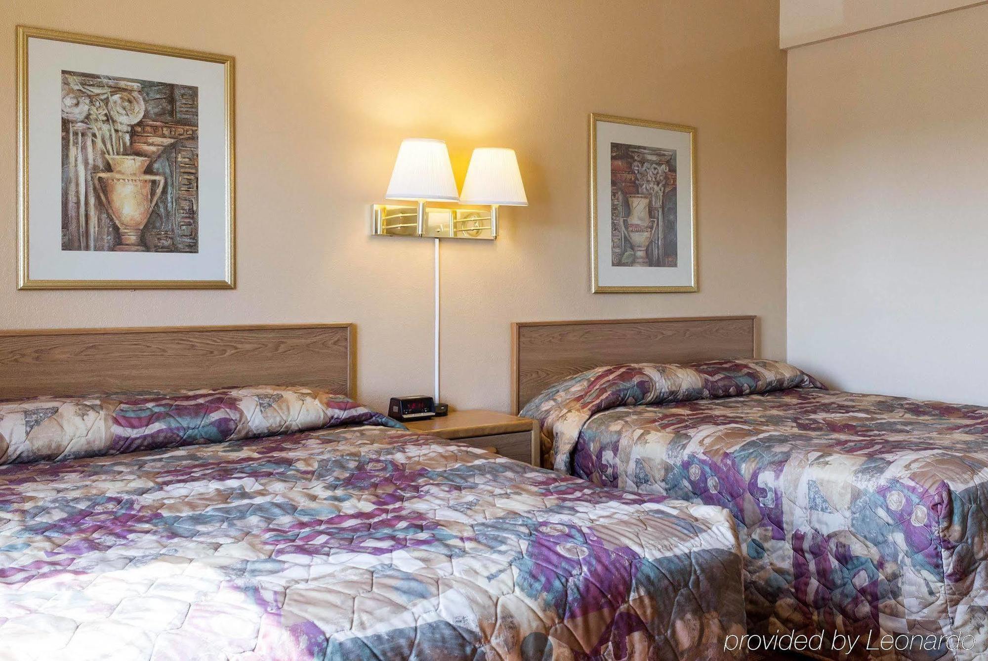 Econo Lodge Watertown Buitenkant foto