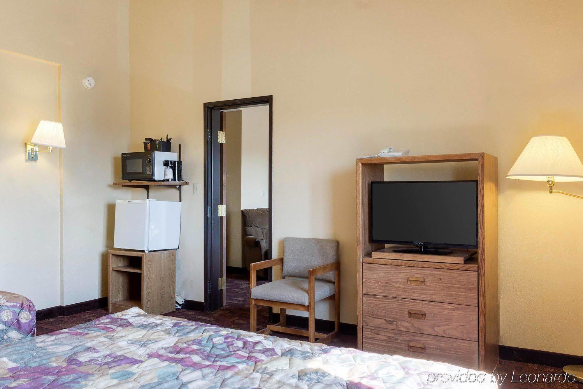 Econo Lodge Watertown Buitenkant foto